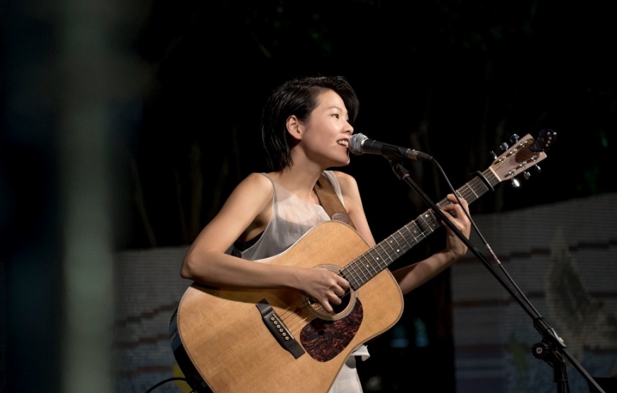 9月24日(日)大安森林公園小舞台「柯泯薰」表演有如夏日微風舒服自在,臺下觀眾聽得陶醉。