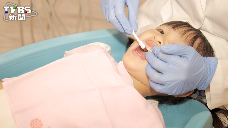 正確刷牙與定期塗氟，才能有效預防蛀牙！