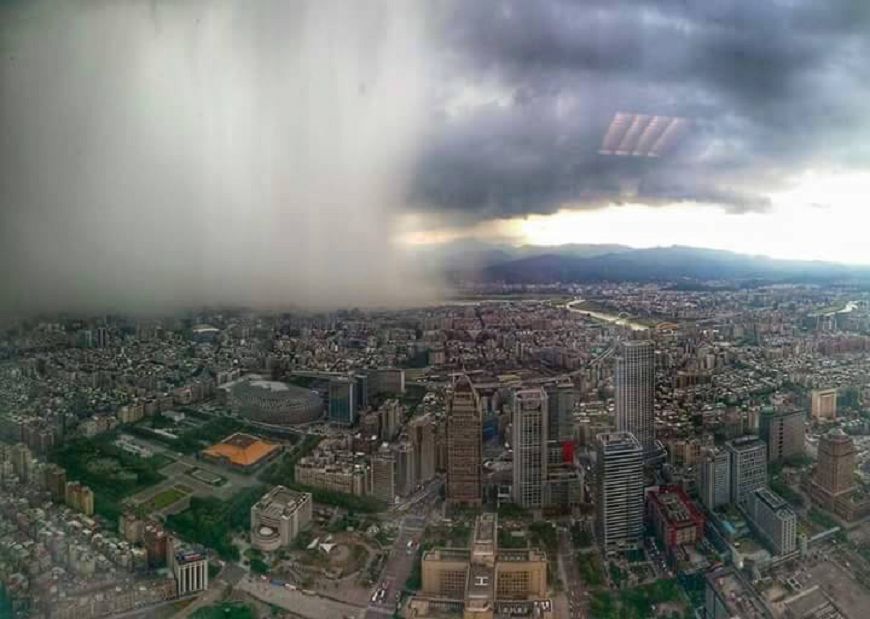 氣象局預報中心主任鄭明典曾在臉書分享一邊下雨、一邊晴天的壯觀場景。圖/鄭明典臉書