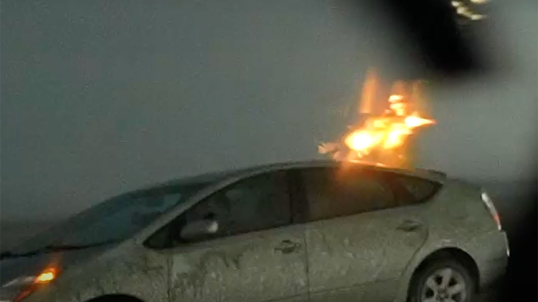 物理意義上的天打五雷轟 暗示這輛Toyota Prius做了虧心事?