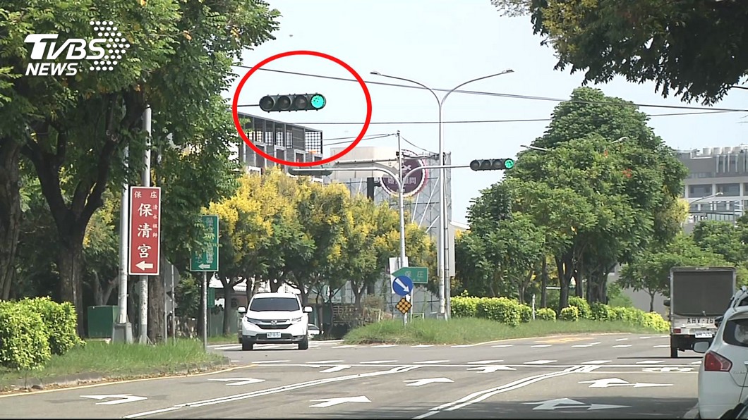 左轉燈未亮可直接左轉嗎？　紅綠燈長怎樣是關鍵