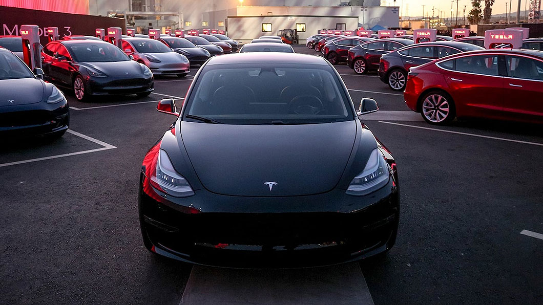 車子充電浪費時間？　Tesla規劃打造充電汽車電影院