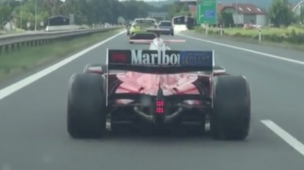 F1賽車竟然可以開上高速公路? 超狂加速以及震撼聲浪令人陶醉