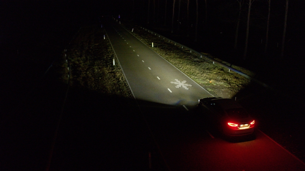 福特展演新一代頭燈技術　把訊息直接投影在道路上