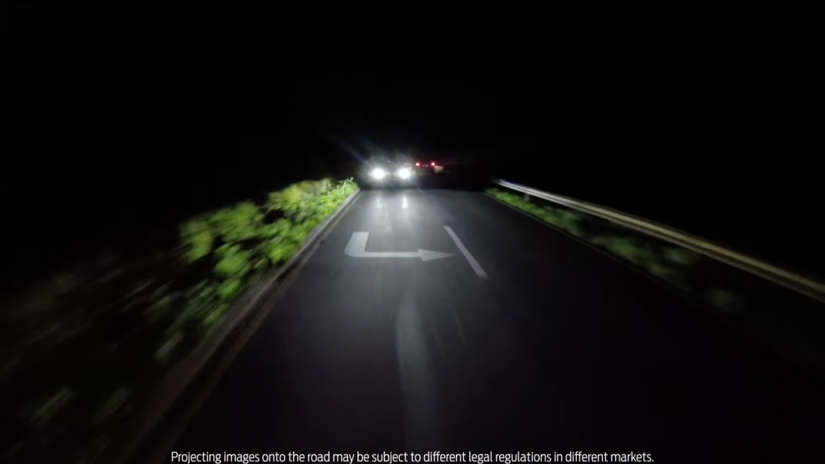 福特推頭燈投影技術! 有了他是否能讓離譜逆向車禍絕跡?