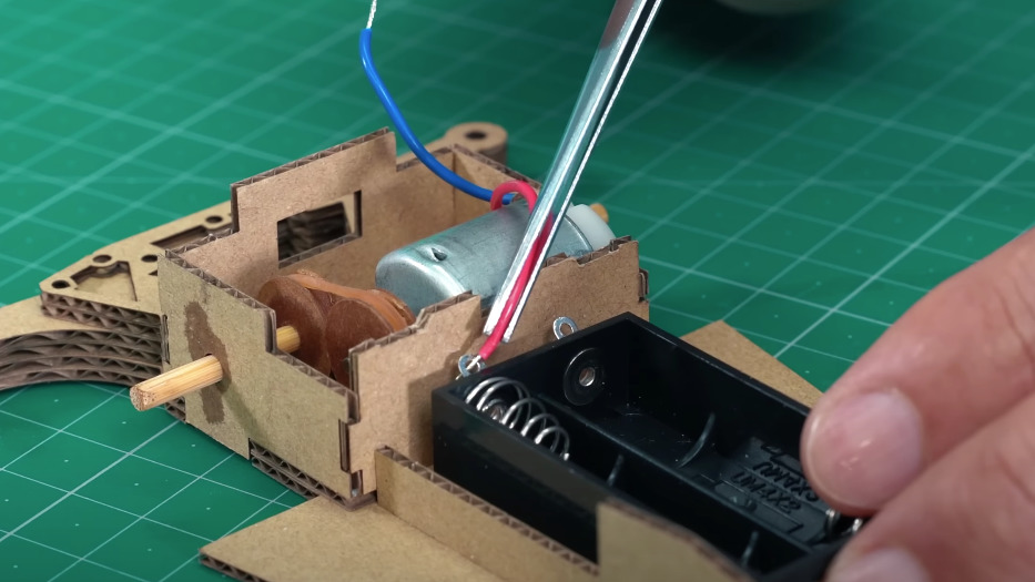 手作達人用紙板拼出「勝利衝鋒」 跟正版四驅車相比哪個更會跑？ 地球黃金線