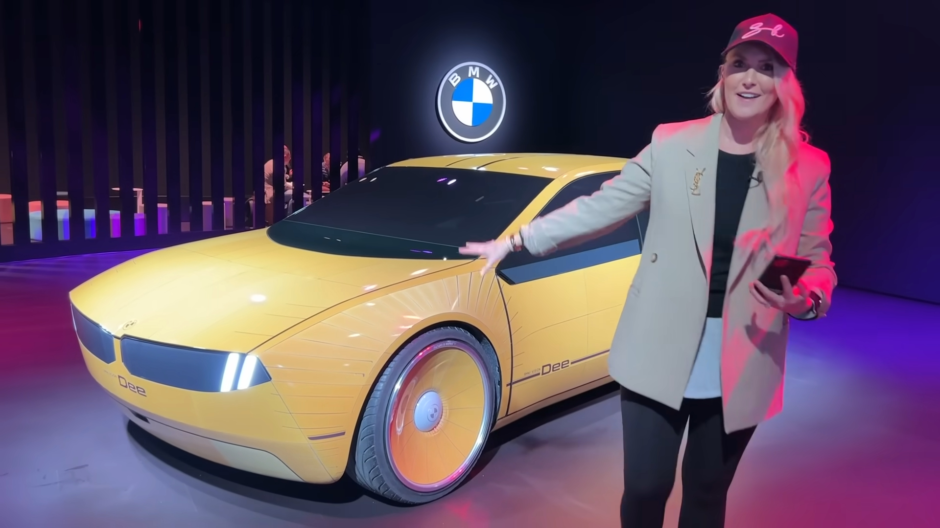 Supercar Blondie開箱BMW電動概念車 i Vision Dee透過手機就能改變車色 | 地球黃金線