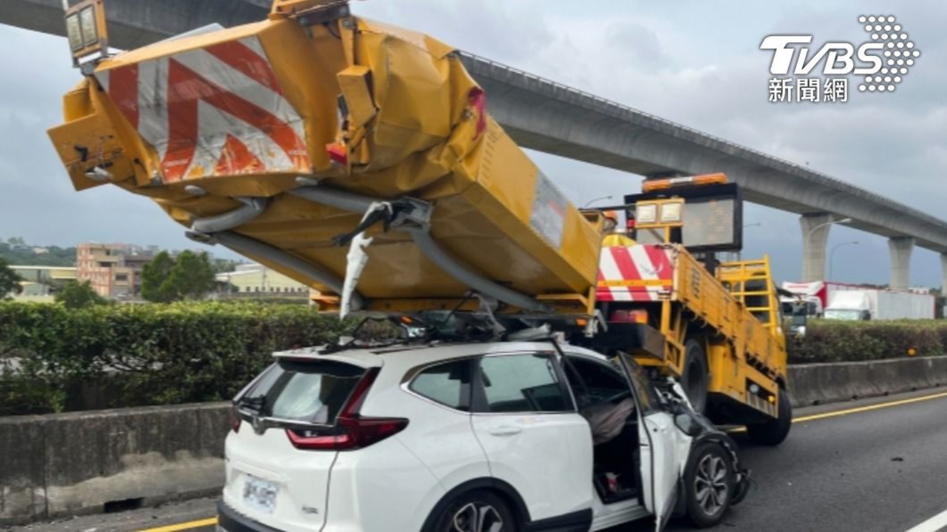國一休旅車疑又開輔助駕駛釀禍! 緩撞車又被「鏟起」車尾翹高高