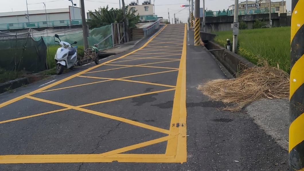 彰化12公尺黃網狀線被歪樓「馬路像網襪好性感」 公所解釋遭轟:看得到紅燈?