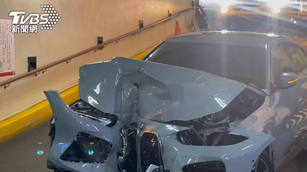 67歲男駕駛BMW i4於台北市地下停車場失控自撞　車頭損毀安全氣囊爆開
