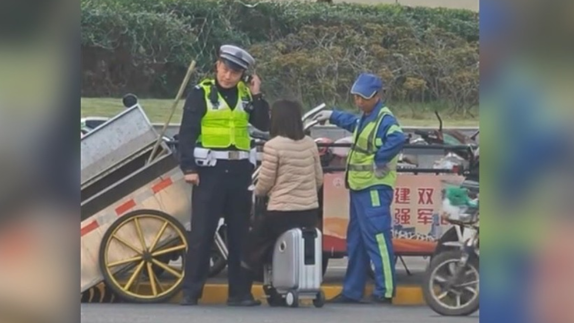 中國開始流行「電動行李箱」代步？　上海一名女子騎上路卻遭罰