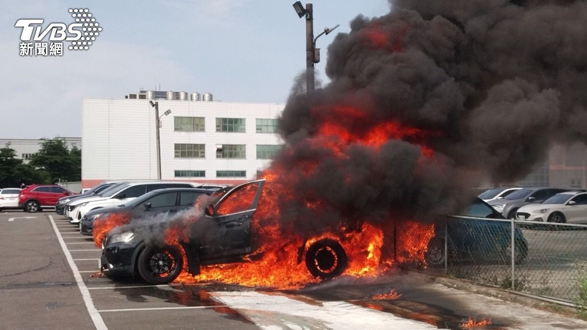桃園龜山驚見BMW休旅車起火！燒到剩下骨架還波及周圍2輛車