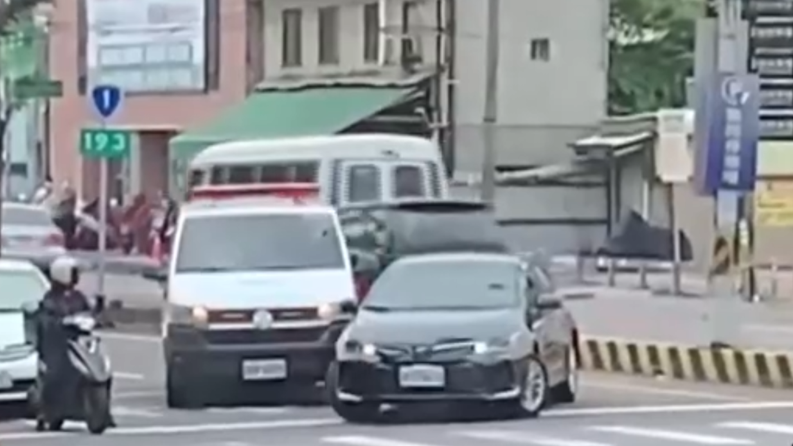 黑色Toyota轎車狂擋救護車引眾怒！77歲阿嬤駕駛：聽到鳴笛太緊張