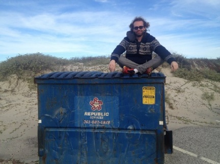 研究生瑞德用翻垃圾桶過活，提醒民眾勿浪費食物