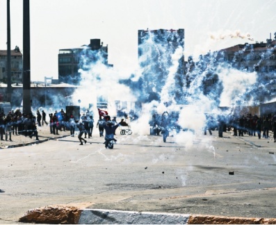 ▲抗爭民眾投擲汽油彈，鎮暴警察則以強力水注、催淚瓦斯與橡膠子彈對付。最真實的衝突現場。