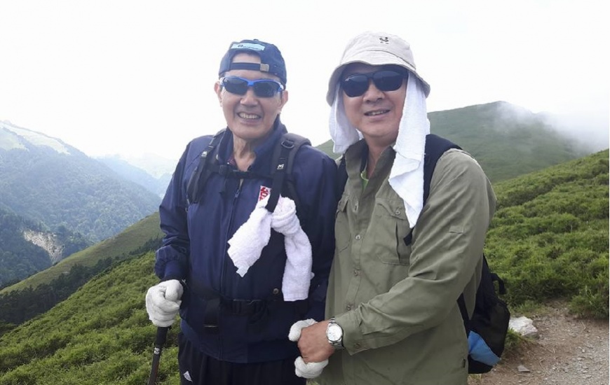 山友遇見「野生馬英九」與其合影留念。圖／翻攝「台灣百岳之美」臉書公開社團