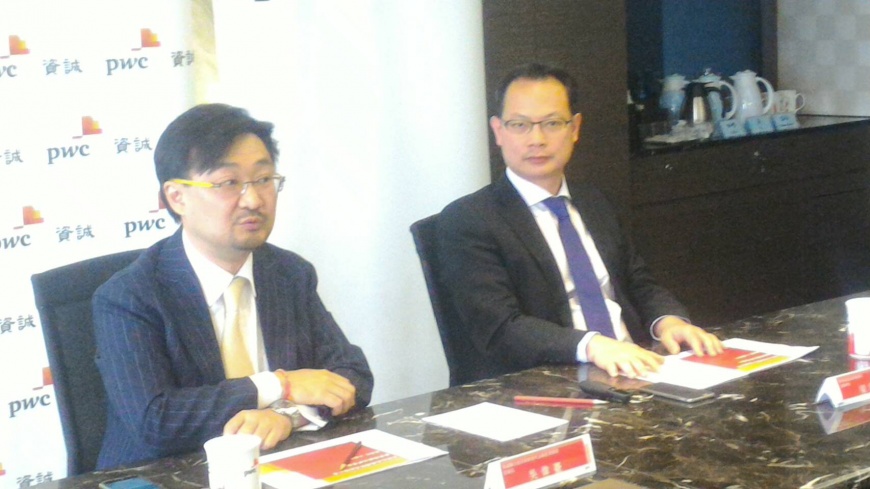 會計師吳偉臺(左)、律師梁鴻烈警告，在香港的台資銀行可能因洗錢風險被重罰。記者劉峻谷／攝影