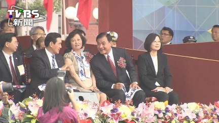 國慶過後，前總統馬英九(左二)與蔡英文總統（右一）針對馬出境問題再度過招。圖／TVBS