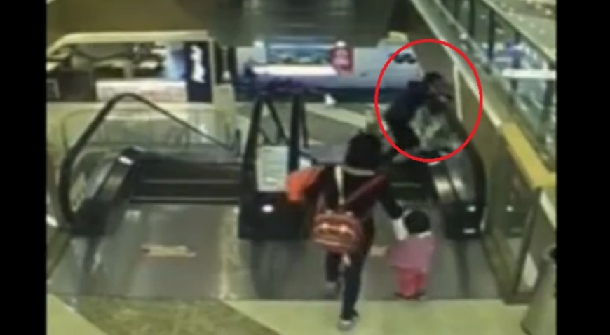 11日下午兩點多，位於上海青浦區的吾悅廣場，有名老婦人抱著金孫搭乘電扶梯，疑似不慎鬆手，男嬰從老婦人懷中滑出，墜樓身亡。