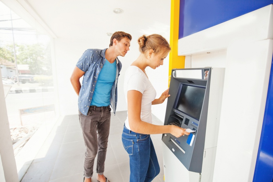 上班族洪姓女子在ATM領錢後被搶劫4000元。示意圖／Shutterstock