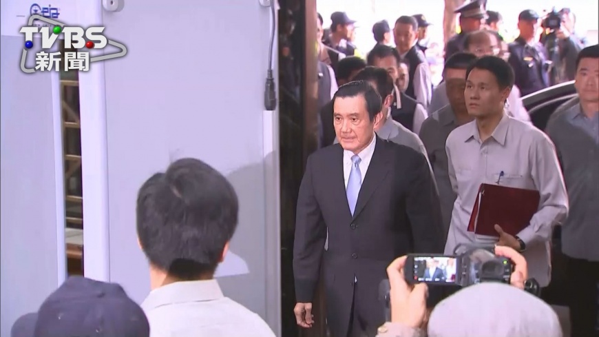 前總統馬英九今天下午到偵查庭接受偵訊，圖為他走進台北地檢署大門。圖／TVBS