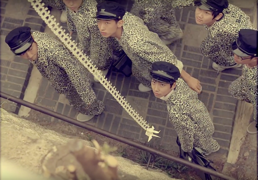  IU《昭格洞》MV中，女主角向穿著軍服男主角垂下象徵自由的紙鶴。