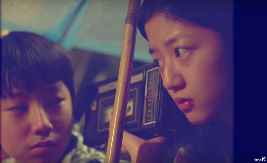  歌手IU《昭格洞》MV中，代表民運派人士的女主角使用當時為違禁物的收音機。