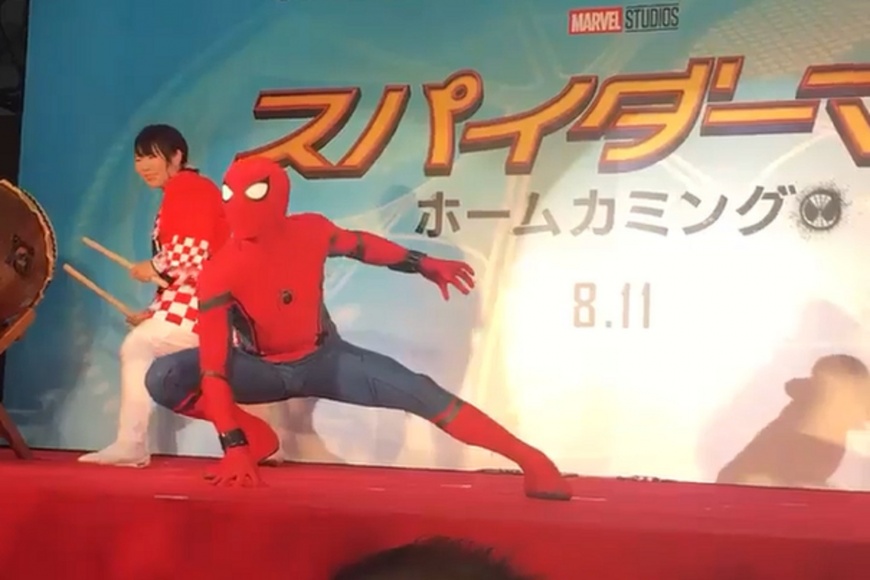 電影《蜘蛛人：返校日》日本電影首映會，日本電影商大玩創意。圖／Twitter 映画『スパイダーマン』公式‏