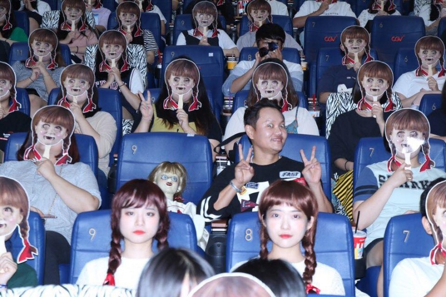 韓國電影院日前舉辦《安娜貝爾：造孽》首映會，邀請全場觀眾當「亡美」看鬼片。圖／臉書　CGV