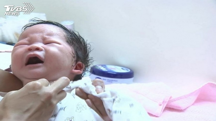 外遇生女！狠母掐死嬰「棄屍回收箱」　竟獲輕判1年