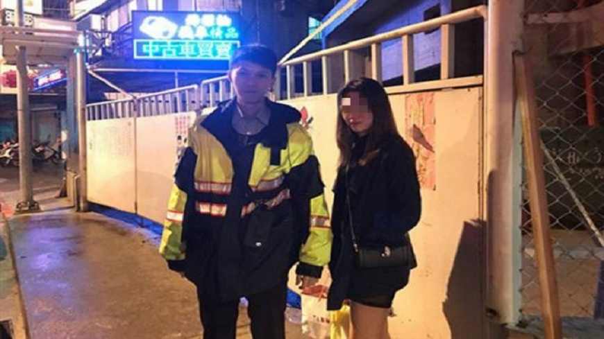 台北市一名女大生上公車睡過頭被反鎖在車內，所幸萬芳所員警李彥緯巡邏時聯絡站務人員協助救出。(圖／翻攝畫面)