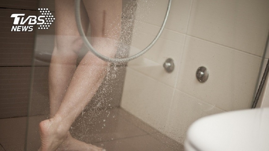 有網友表示自己有浴室地板恐懼症，害怕赤腳一定得穿拖鞋進浴室。(示意圖／TVBS)