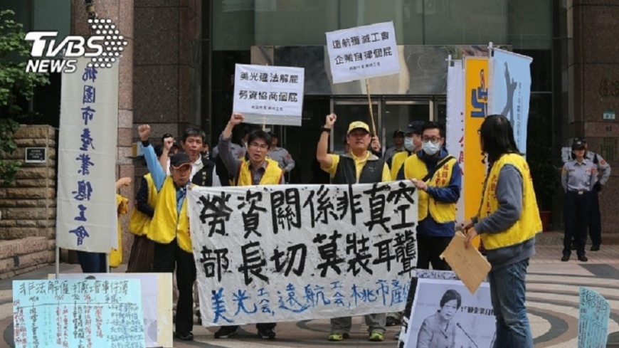 《勞基法》修正案引發各界反彈，勞團也上街抗議。圖／TVBS