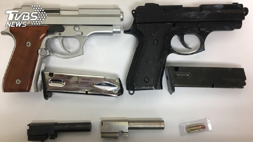 美國阿拉斯加一名5歲男童在床頭櫃找到一把子彈上膛的槍，不慎轟斃自己。(示意圖／TVBS)