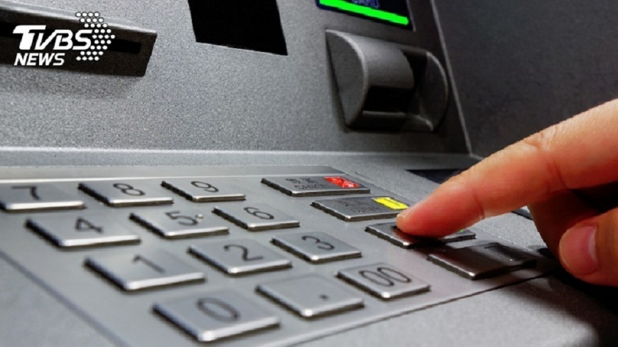 有女網友遇到詐騙集團被要求ATM操作，對方聽到他的帳戶餘額數字，氣到當場掛電話。(示意圖／TVBS)