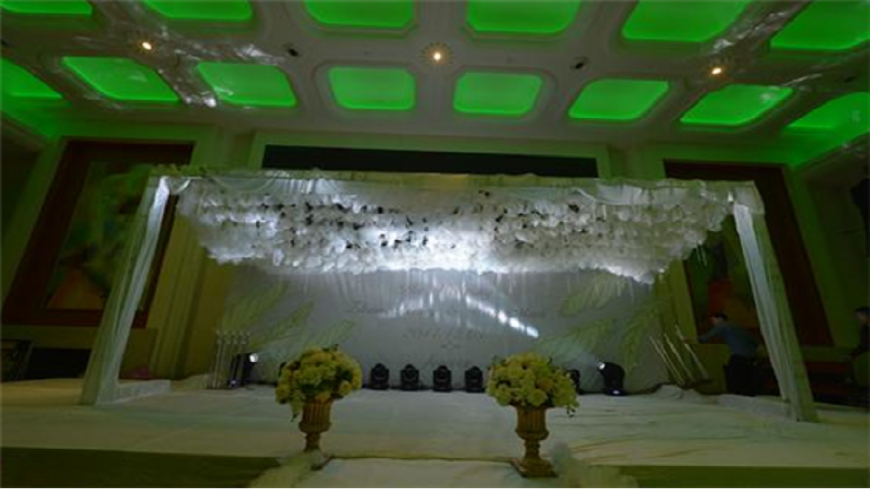 婚宴會場布置得很詭異，全場一片白色搭配綠光，感覺很像是靈堂。(圖／翻攝自YouTube)