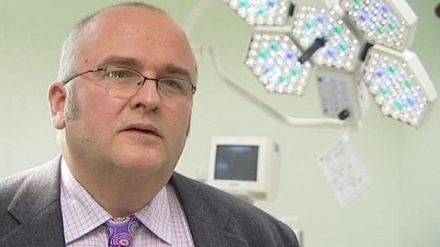 英國外科醫生西蒙(Simon Bramhall)在病患的肝臟，烙印自己的姓名縮寫。圖／翻攝自 BBC