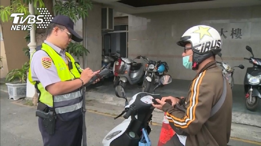 台北市一名騎士逆向被警開單新生不滿，竟拒絕簽收還嗆警。(示意圖／TVBS，圖中人物非當事人)