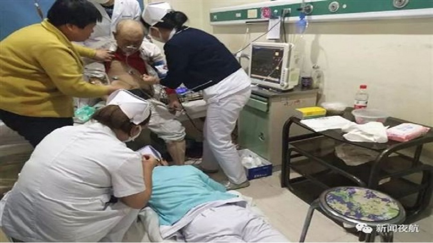 這名護理師趴在地上幫病患注射，網友看了大讚：最美護理師。(圖／翻攝自新聞夜航)