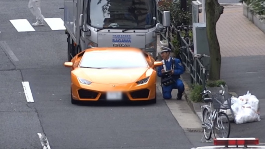 日本超猛警察騎單車追上超跑。圖／翻攝Youtube，下同