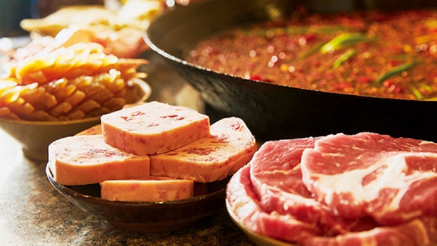 渝宗主打肉品，如選自榮昌豬的老肉片、午餐肉，厚度均是同業二倍。圖／商周提供