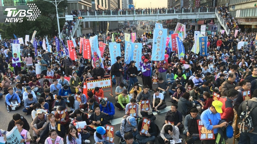 圖／中央社 勞團遊行逾時未解散　零星推擠衝政院