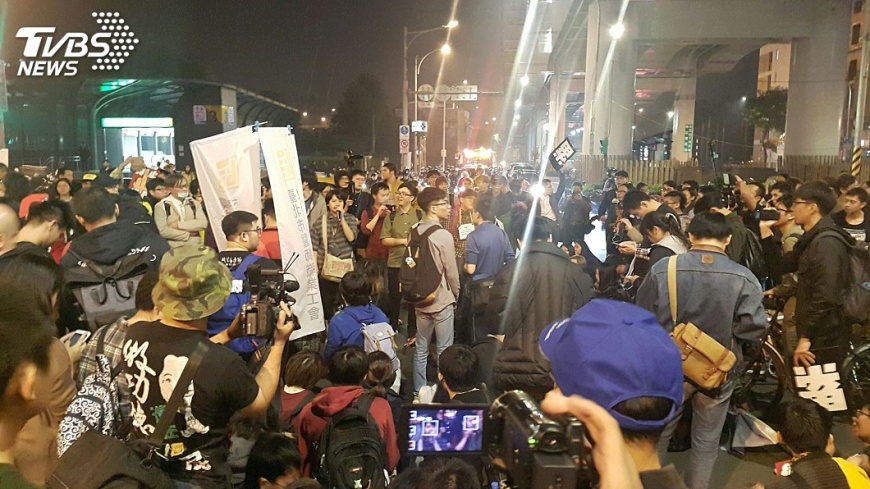 圖／中央社 抗議修法女子半裸　警方：民眾自行脫衣