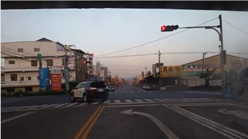 有民眾目擊警車紅燈左轉違規，警車發現不對勁後，再慢慢倒車退回內側車道。(圖／翻攝自臉書)