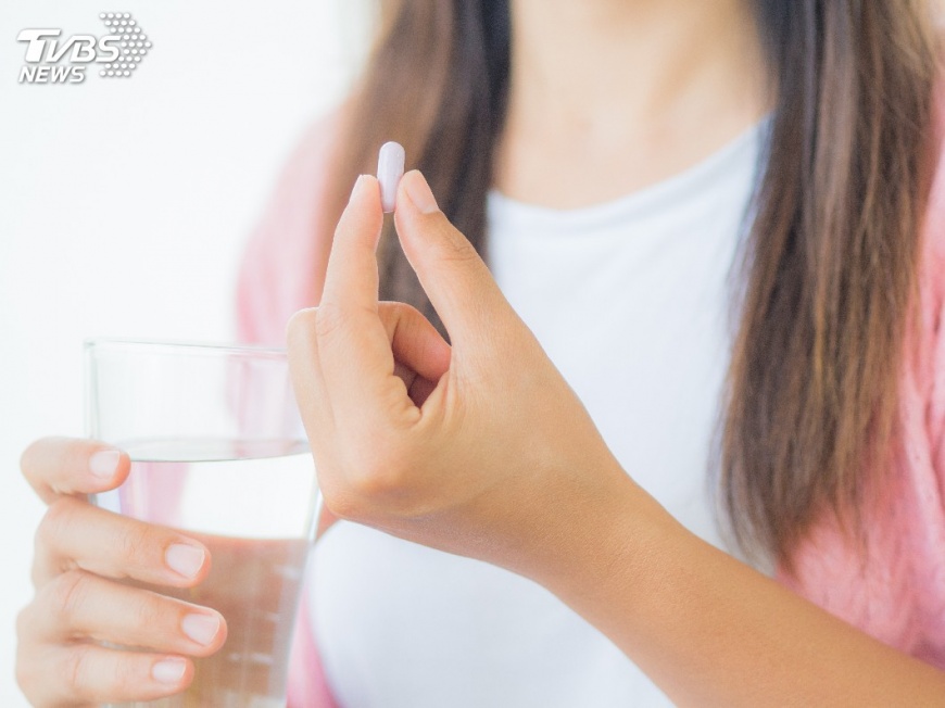 圖／TVBS 別用氣泡水、鹼性離子水配藥吃　醫：有致命風險