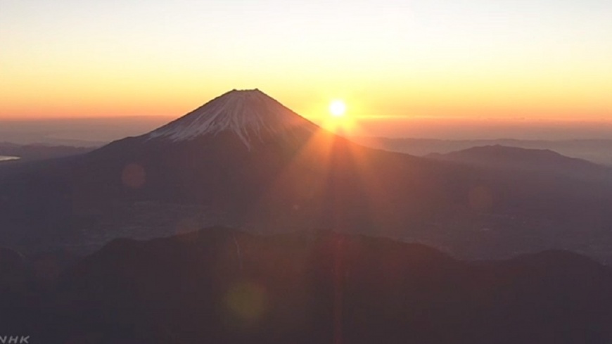  日本元旦第一道曙光　閃耀富士山頂