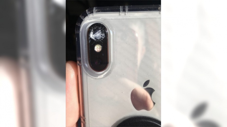 網友的iPhone X主鏡頭破裂，維修費恐怕會讓他相當心痛。圖／翻攝自Mobile 01
