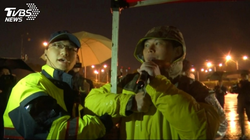 時代力量主席黃國昌抗議勞基法修法,在總統府前抗爭。圖/時代力量