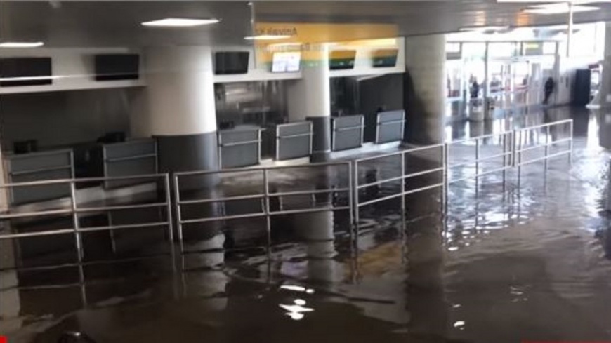 圖／CNN YouTube 紐約機場第4航廈淹水　影響華航旅客