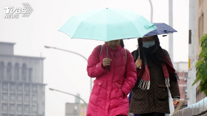 圖／中央社 全台濕冷 　氣象局發布大雨低溫特報
